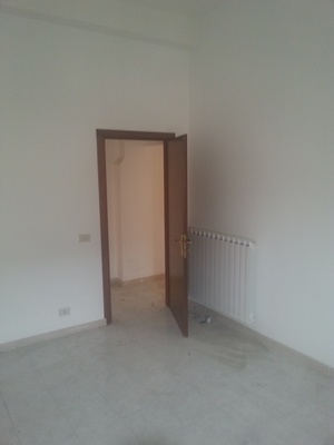 Descrizione: Ingresso, corridoio, 3 camere, cucina e bagno + locale cantina e posto auto coperto. Mq. 103. Identificativi catastali: Foglio 109, part. 44, sub.30  con cantina  foglio 109, part. 44, sub. 45 e posto auto coperto foglio 109, part. 44, sub. 53