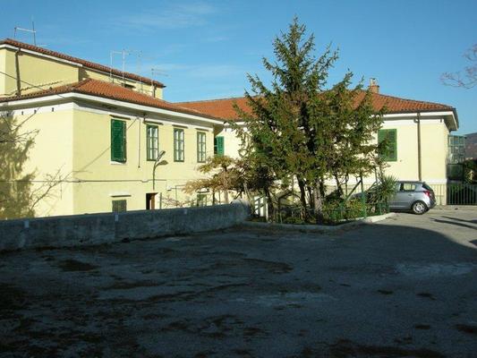Descrizione: Corridoio, cucina, soggiorno, due camere e bagno + Cantina, ripostiglio e due posti auto scoperti. Mq. 90. Identificativi catastali: Foglio 16, part. 2274, sub. 25, con cantina al foglio 16, part.2274 sub. 6, ripostiglio al foglio 16, part.2274 sub. 29 e due posti auto scoperti al foglio 16, part. 2274 sub 36 e 37