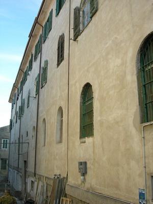 Descrizione: Corridoio, cucina, soggiorno, due camere e bagno + Cantina, ripostiglio e due posti auto scoperti. Mq. 90. Identificativi catastali: Foglio 16, part. 2274, sub. 25, con cantina al foglio 16, part.2274 sub. 6, ripostiglio al foglio 16, part.2274 sub. 29 e due posti auto scoperti al foglio 16, part. 2274 sub 36 e 37