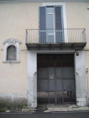 Descrizione: Piano terra: cucina, soggiorno, sgombero, una camera, bagno. Piano primo: bagno, quattro camere + Sgombero, terrazzo, box auto e giardino esclusivo. Mq. 256 (comprensivo di quota parte di deposito ed area esterna di pertinenza). Identificativi catastali: Foglio 52 part. 5511, sub. 4 con box  auto al foglio 52, part. 5511, sub. 10