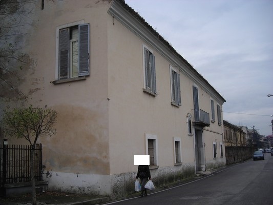 Descrizione: Piano terra: cucina, soggiorno, sgombero, una camera, bagno. Piano primo: bagno, quattro camere + Sgombero, terrazzo, box auto e giardino esclusivo. Mq. 256 (comprensivo di quota parte di deposito ed area esterna di pertinenza). Identificativi catastali: Foglio 52 part. 5511, sub. 4 con box  auto al foglio 52, part. 5511, sub. 10