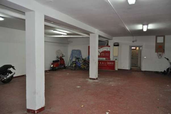 Descrizione: Ingresso, cucina, soggiorno, tre camere, due bagni , due ripostigli e due balconi + cantina, posto auto scoperto e autorimessa comune. Mq. 126 (compresa cantina). Identificativi catastali: Foglio 245, part. 184, sub. 5 con posto auto scoperto al foglio 245, part. 184, sub. 44 e  autorimessa ad uso comune al foglio 245, part. 184, sub. 11 (111,111 millesimi)