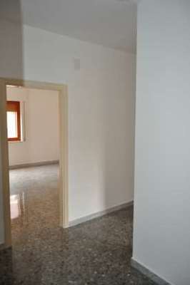 Descrizione: Ingresso, cucina, soggiorno, tre camere, due bagni , due ripostigli e due balconi + cantina, posto auto scoperto e autorimessa comune. Mq. 126 (compresa cantina). Identificativi catastali: Foglio 245, part. 184, sub. 5 con posto auto scoperto al foglio 245, part. 184, sub. 44 e  autorimessa ad uso comune al foglio 245, part. 184, sub. 11 (111,111 millesimi)