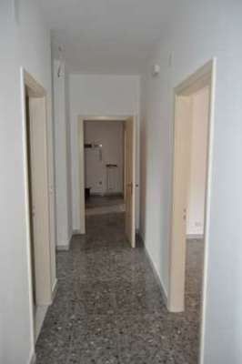 Descrizione: Ingresso, cucina, soggiorno, tre camere, due bagni , due ripostigli e due balconi + cantina, posto auto scoperto e autorimessa comune. Mq. 126 (compresa cantina). Identificativi catastali: Foglio 245, part. 184, sub. 5 con posto auto scoperto al foglio 245, part. 184, sub. 44 e  autorimessa ad uso comune al foglio 245, part. 184, sub. 11 (111,111 millesimi)