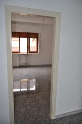 Descrizione: Ingresso, cucina, soggiorno, tre camere, due bagni , due ripostigli e due balconi + cantina, posto auto scoperto e autorimessa comune. Mq. 126 (compresa cantina). Identificativi catastali: Foglio 245, part. 184, sub. 5 con posto auto scoperto al foglio 245, part. 184, sub. 44 e  autorimessa ad uso comune al foglio 245, part. 184, sub. 11 (111,111 millesimi)
