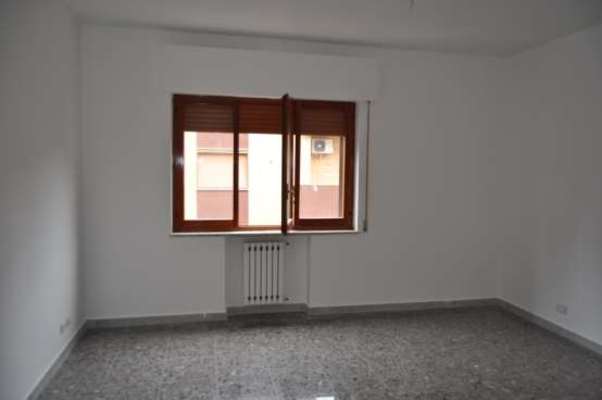 Descrizione: Ingresso, cucina, soggiorno, tre camere, due bagni , due ripostigli e due balconi + cantina, posto auto scoperto e autorimessa comune. Mq. 126 (compresa cantina). Identificativi catastali: Foglio 245, part. 184, sub. 5 con posto auto scoperto al foglio 245, part. 184, sub. 44 e  autorimessa ad uso comune al foglio 245, part. 184, sub. 11 (111,111 millesimi)