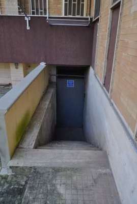 Descrizione: Ingresso, cucina, soggiorno, tre camere, due bagni , due ripostigli e due balconi + cantina, posto auto scoperto e autorimessa comune. Mq. 126 (compresa cantina). Identificativi catastali: Foglio 245, part. 184, sub. 5 con posto auto scoperto al foglio 245, part. 184, sub. 44 e  autorimessa ad uso comune al foglio 245, part. 184, sub. 11 (111,111 millesimi)