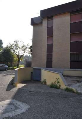 Descrizione: Ingresso, cucina, soggiorno, tre camere, due bagni , due ripostigli e due balconi + cantina, posto auto scoperto e autorimessa comune. Mq. 126 (compresa cantina). Identificativi catastali: Foglio 245, part. 184, sub. 5 con posto auto scoperto al foglio 245, part. 184, sub. 44 e  autorimessa ad uso comune al foglio 245, part. 184, sub. 11 (111,111 millesimi)