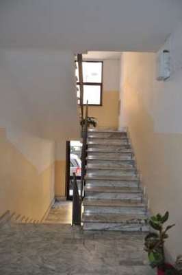 Descrizione: Ingresso, cucina, soggiorno, tre camere, due bagni , due ripostigli e due balconi + cantina, posto auto scoperto e autorimessa comune. Mq. 126 (compresa cantina). Identificativi catastali: Foglio 245, part. 184, sub. 5 con posto auto scoperto al foglio 245, part. 184, sub. 44 e  autorimessa ad uso comune al foglio 245, part. 184, sub. 11 (111,111 millesimi)