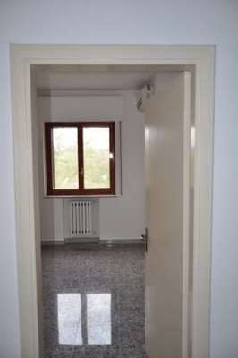 Descrizione: Ingresso, cucina, soggiorno, tre camere, due bagni , due ripostigli e due balconi + cantina, posto auto scoperto e autorimessa comune. Mq. 126 (compresa cantina). Identificativi catastali: Foglio 245, part. 184, sub. 5 con posto auto scoperto al foglio 245, part. 184, sub. 44 e  autorimessa ad uso comune al foglio 245, part. 184, sub. 11 (111,111 millesimi)