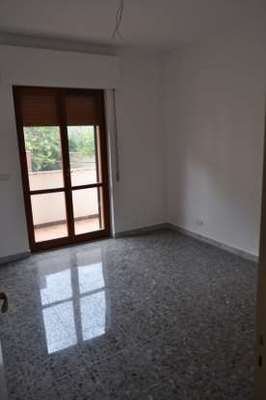 Descrizione: Ingresso, cucina, soggiorno, tre camere, due bagni , due ripostigli e due balconi + cantina, posto auto scoperto e autorimessa comune. Mq. 126 (compresa cantina). Identificativi catastali: Foglio 245, part. 184, sub. 5 con posto auto scoperto al foglio 245, part. 184, sub. 44 e  autorimessa ad uso comune al foglio 245, part. 184, sub. 11 (111,111 millesimi)