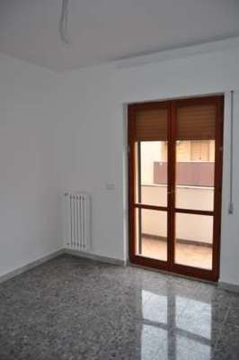 Descrizione: Ingresso, cucina, soggiorno, tre camere, due bagni , due ripostigli e due balconi + cantina, posto auto scoperto e autorimessa comune. Mq. 126 (compresa cantina). Identificativi catastali: Foglio 245, part. 184, sub. 5 con posto auto scoperto al foglio 245, part. 184, sub. 44 e  autorimessa ad uso comune al foglio 245, part. 184, sub. 11 (111,111 millesimi)