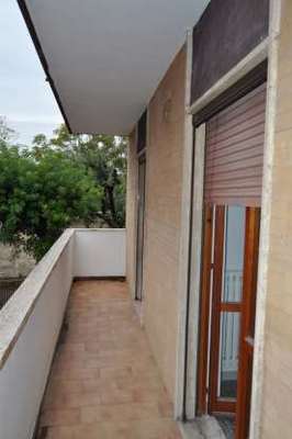 Descrizione: Ingresso, cucina, soggiorno, tre camere, due bagni , due ripostigli e due balconi + cantina, posto auto scoperto e autorimessa comune. Mq. 126 (compresa cantina). Identificativi catastali: Foglio 245, part. 184, sub. 5 con posto auto scoperto al foglio 245, part. 184, sub. 44 e  autorimessa ad uso comune al foglio 245, part. 184, sub. 11 (111,111 millesimi)