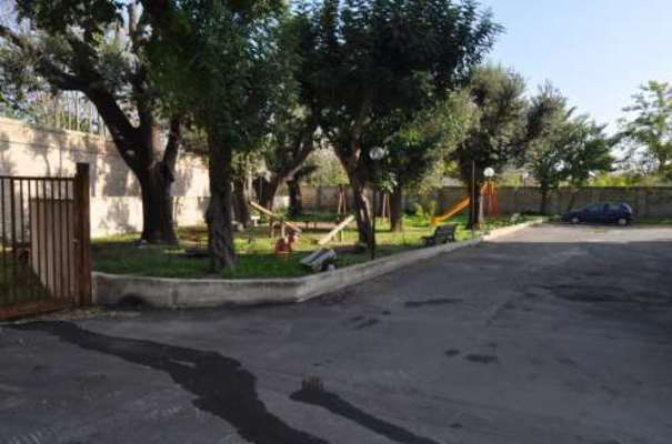 Descrizione: Ingresso, cucina, soggiorno, tre camere, due bagni , due ripostigli e due balconi + cantina, posto auto scoperto e autorimessa comune. Mq. 126 (compresa cantina). Identificativi catastali: Foglio 245, part. 184, sub. 5 con posto auto scoperto al foglio 245, part. 184, sub. 44 e  autorimessa ad uso comune al foglio 245, part. 184, sub. 11 (111,111 millesimi)