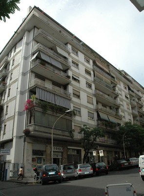 Descrizione: Cucina, bagno, ripostiglio, ingresso, 3 camere, 2 balconi. Mq. 98. Identificativi catastali: Foglio 909 part. 575 sub 85