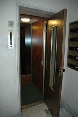 Descrizione: Cucina, bagno, ripostiglio, ingresso, 3 camere, 2 balconi. Mq. 98. Identificativi catastali: Foglio 909 part. 575 sub 85