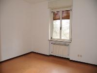 Descrizione: ingresso, corridoio, cucina, 2 bagni, soggiorno/sala, 3 camere, ripostiglio e balcone + corte esclusiva, box auto e posto auto coperto. Mq. 146 (comprensiva di quota parte di corte esterna ad uso esclusivo). Identificativi catastali: sez. U, fg. 8, part. 1448, sub. 9, con box auto alla sez. U, fg. 8, part. 1448, sub. 13 e posto auto coperto alla sez. U, fg. 8, part. 1448, sub. 17