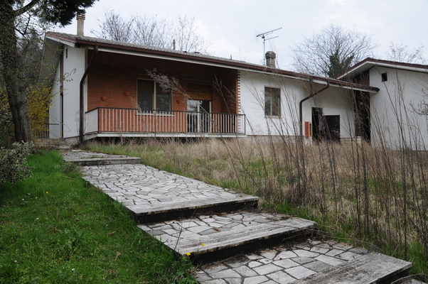Descrizione: ingresso, corridoio, cucina, 2 bagni, soggiorno/sala, 3 camere, ripostiglio e balcone + corte esclusiva, box auto e posto auto coperto. Mq. 146 (comprensiva di quota parte di corte esterna ad uso esclusivo). Identificativi catastali: sez. U, fg. 8, part. 1448, sub. 9, con box auto alla sez. U, fg. 8, part. 1448, sub. 13 e posto auto coperto alla sez. U, fg. 8, part. 1448, sub. 17