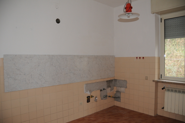 Descrizione: ingresso, corridoio, cucina, 2 bagni, soggiorno/sala, 3 camere, ripostiglio e balcone + corte esclusiva, box auto e posto auto coperto. Mq. 146 (comprensiva di quota parte di corte esterna ad uso esclusivo). Identificativi catastali: sez. U, fg. 8, part. 1448, sub. 9, con box auto alla sez. U, fg. 8, part. 1448, sub. 13 e posto auto coperto alla sez. U, fg. 8, part. 1448, sub. 17