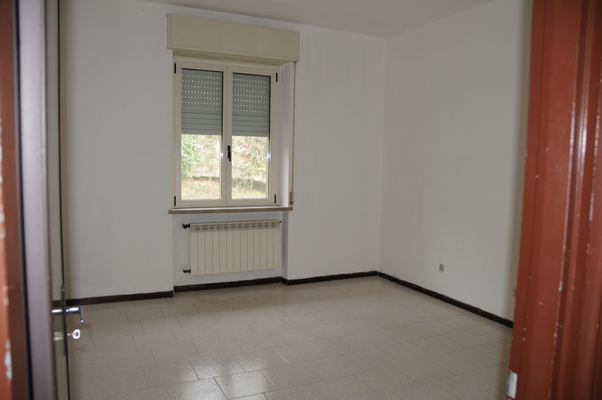 Descrizione: ingresso, corridoio, cucina, 2 bagni, soggiorno/sala, 3 camere, ripostiglio e balcone + corte esclusiva, box auto e posto auto coperto. Mq. 146 (comprensiva di quota parte di corte esterna ad uso esclusivo). Identificativi catastali: sez. U, fg. 8, part. 1448, sub. 9, con box auto alla sez. U, fg. 8, part. 1448, sub. 13 e posto auto coperto alla sez. U, fg. 8, part. 1448, sub. 17
