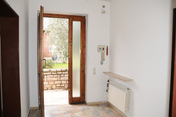 Descrizione: ingresso, corridoio, cucina, 2 bagni, soggiorno/sala, 3 camere, ripostiglio e balcone + corte esclusiva, box auto e posto auto coperto. Mq. 146 (comprensiva di quota parte di corte esterna ad uso esclusivo). Identificativi catastali: sez. U, fg. 8, part. 1448, sub. 9, con box auto alla sez. U, fg. 8, part. 1448, sub. 13 e posto auto coperto alla sez. U, fg. 8, part. 1448, sub. 17