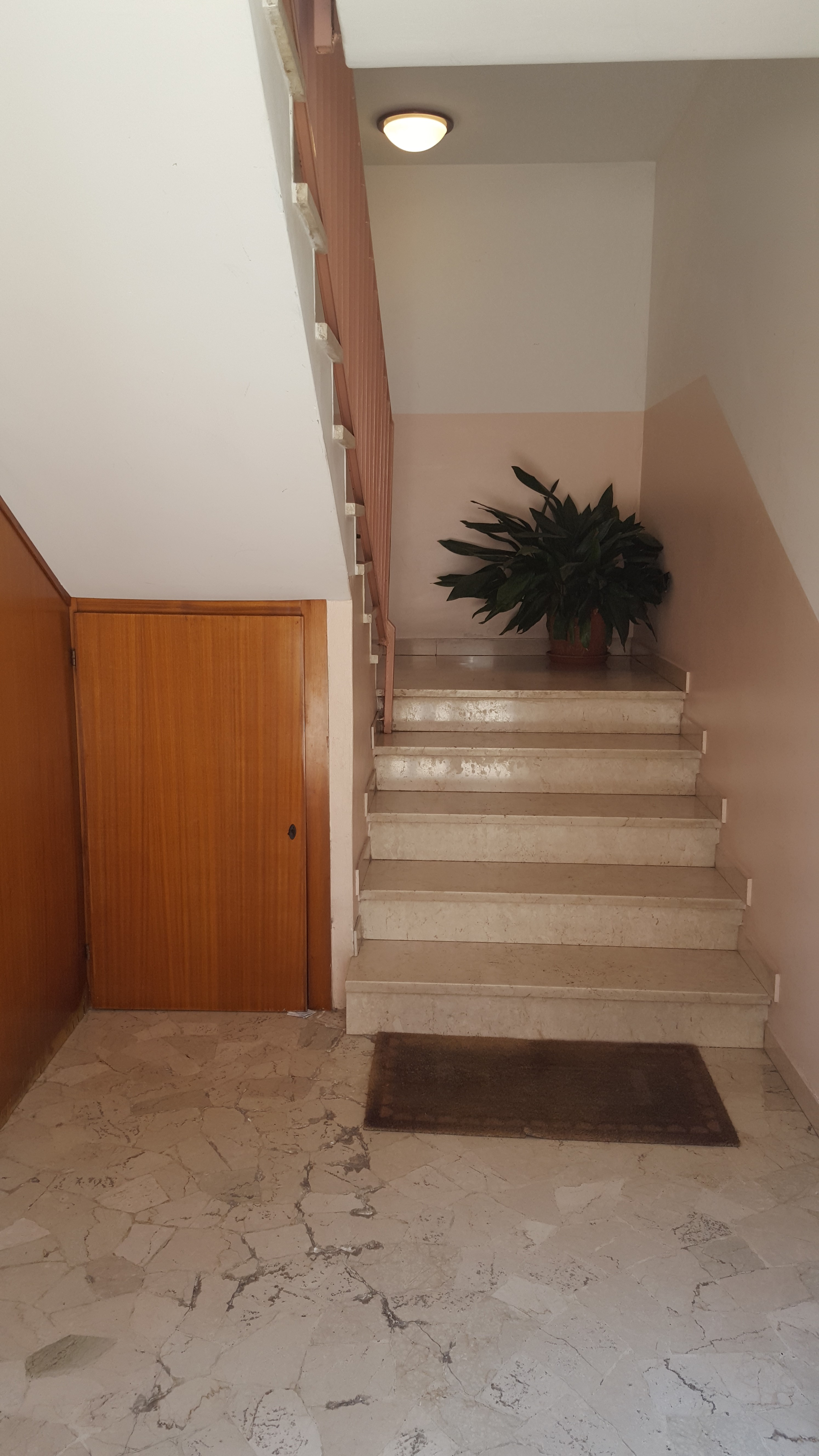Appartamento di civile abitazione posto al terzo piano facente parte del fabbricato condominiale sito nel Comune di Thiene (VI), Via Val Cismon n. 75, composto da ingresso, cucina, quattro vani, disimpegno, bagno e due balconi.