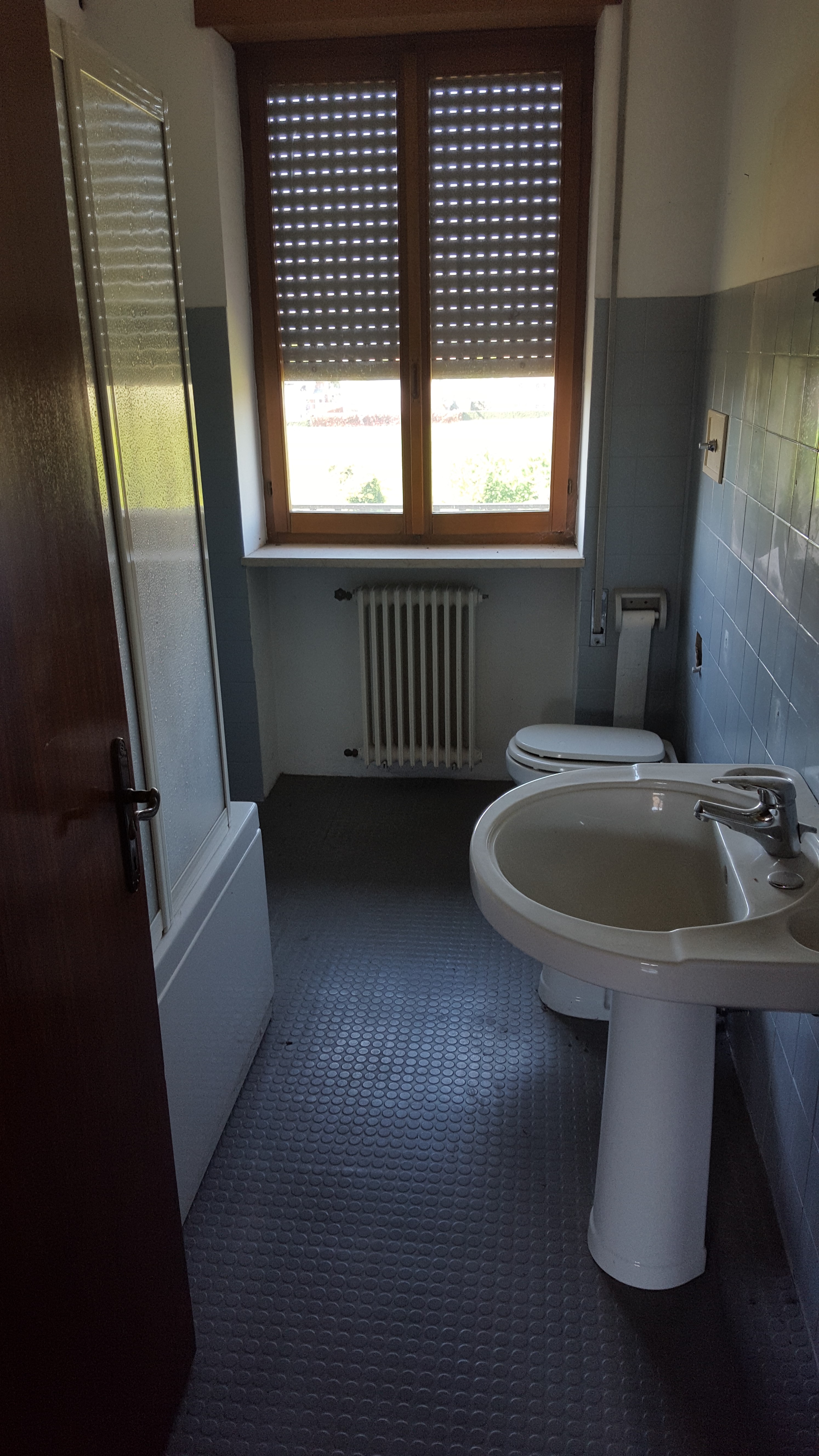 Appartamento di civile abitazione posto al terzo piano facente parte del fabbricato condominiale sito nel Comune di Thiene (VI), Via Val Cismon n. 75, composto da ingresso, cucina, quattro vani, disimpegno, bagno e due balconi.