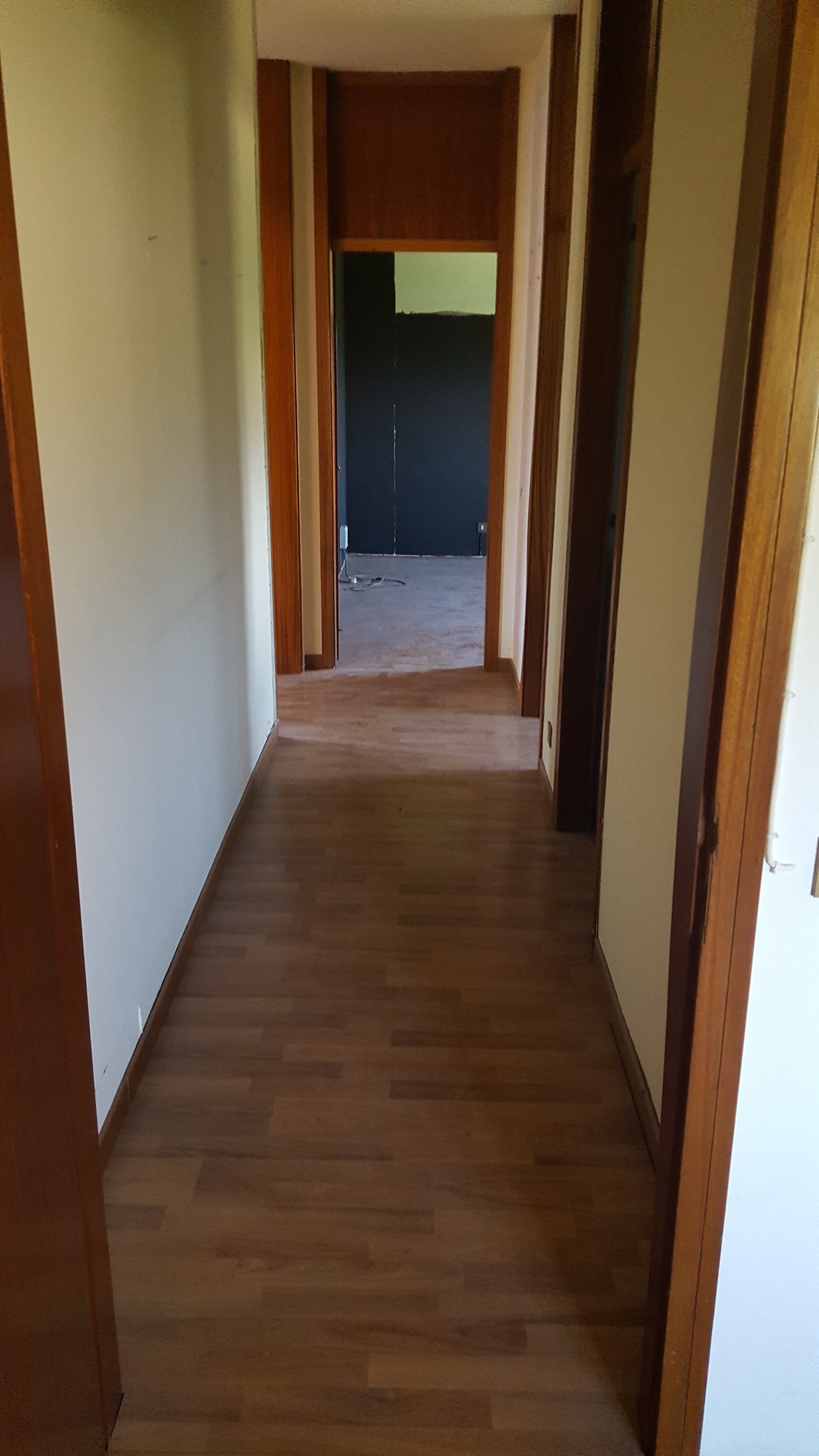 Appartamento di civile abitazione posto al terzo piano facente parte del fabbricato condominiale sito nel Comune di Thiene (VI), Via Val Cismon n. 75, composto da ingresso, cucina, quattro vani, disimpegno, bagno e due balconi.