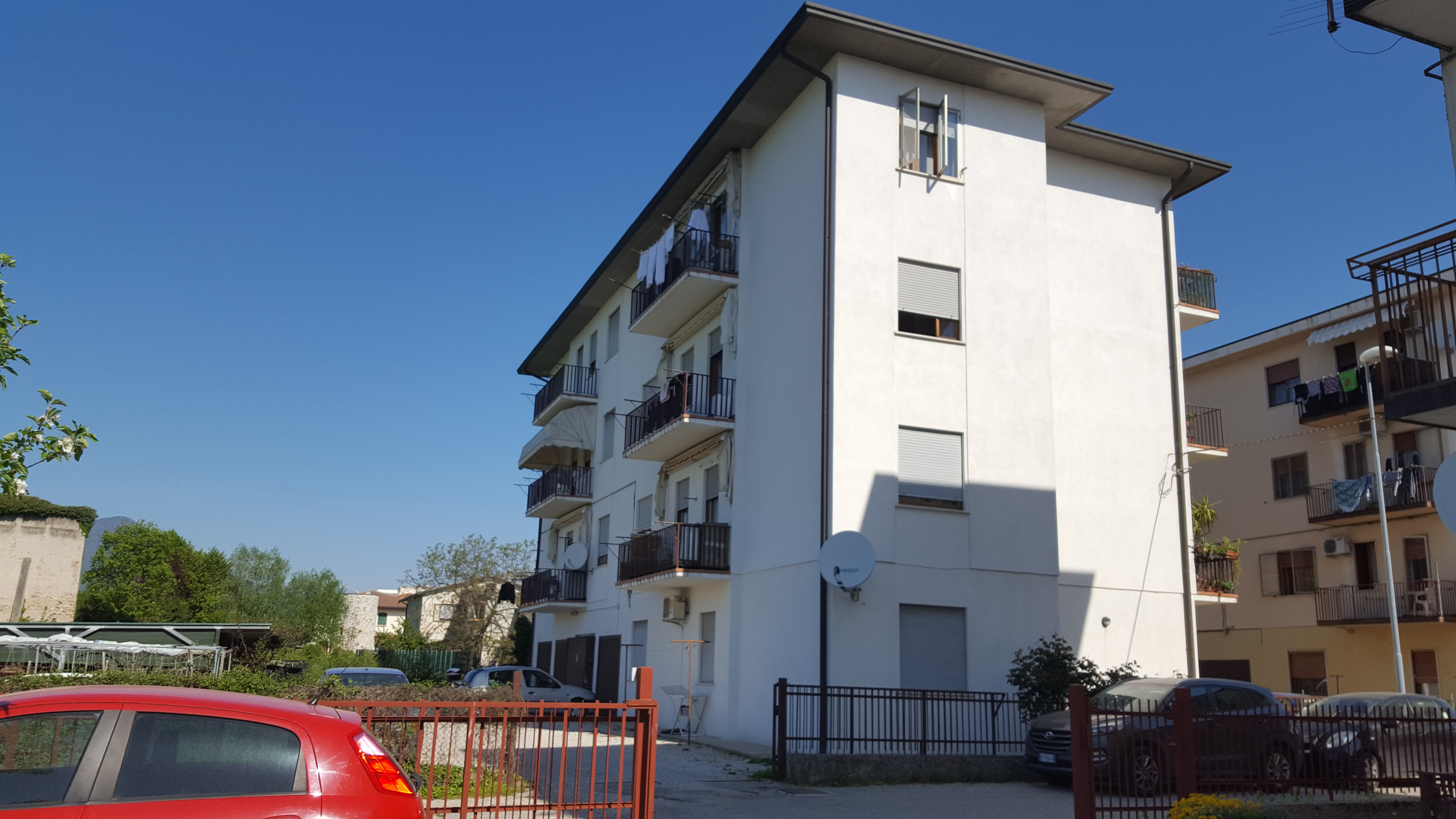 Appartamento di civile abitazione posto al terzo piano facente parte del fabbricato condominiale sito nel Comune di Thiene (VI), Via Val Cismon n. 75, composto da ingresso, cucina, quattro vani, disimpegno, bagno e due balconi.