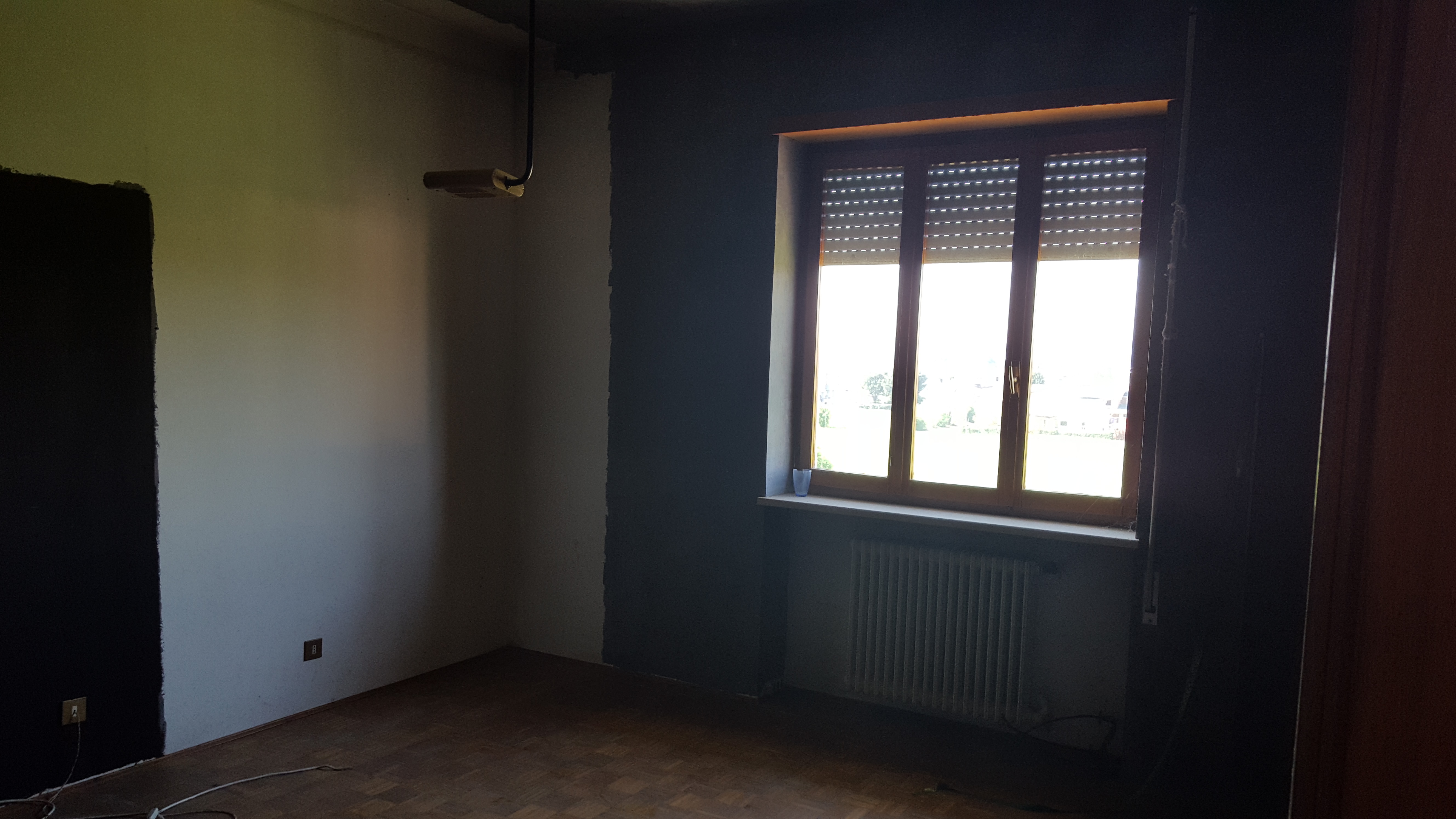Appartamento di civile abitazione posto al terzo piano facente parte del fabbricato condominiale sito nel Comune di Thiene (VI), Via Val Cismon n. 75, composto da ingresso, cucina, quattro vani, disimpegno, bagno e due balconi.