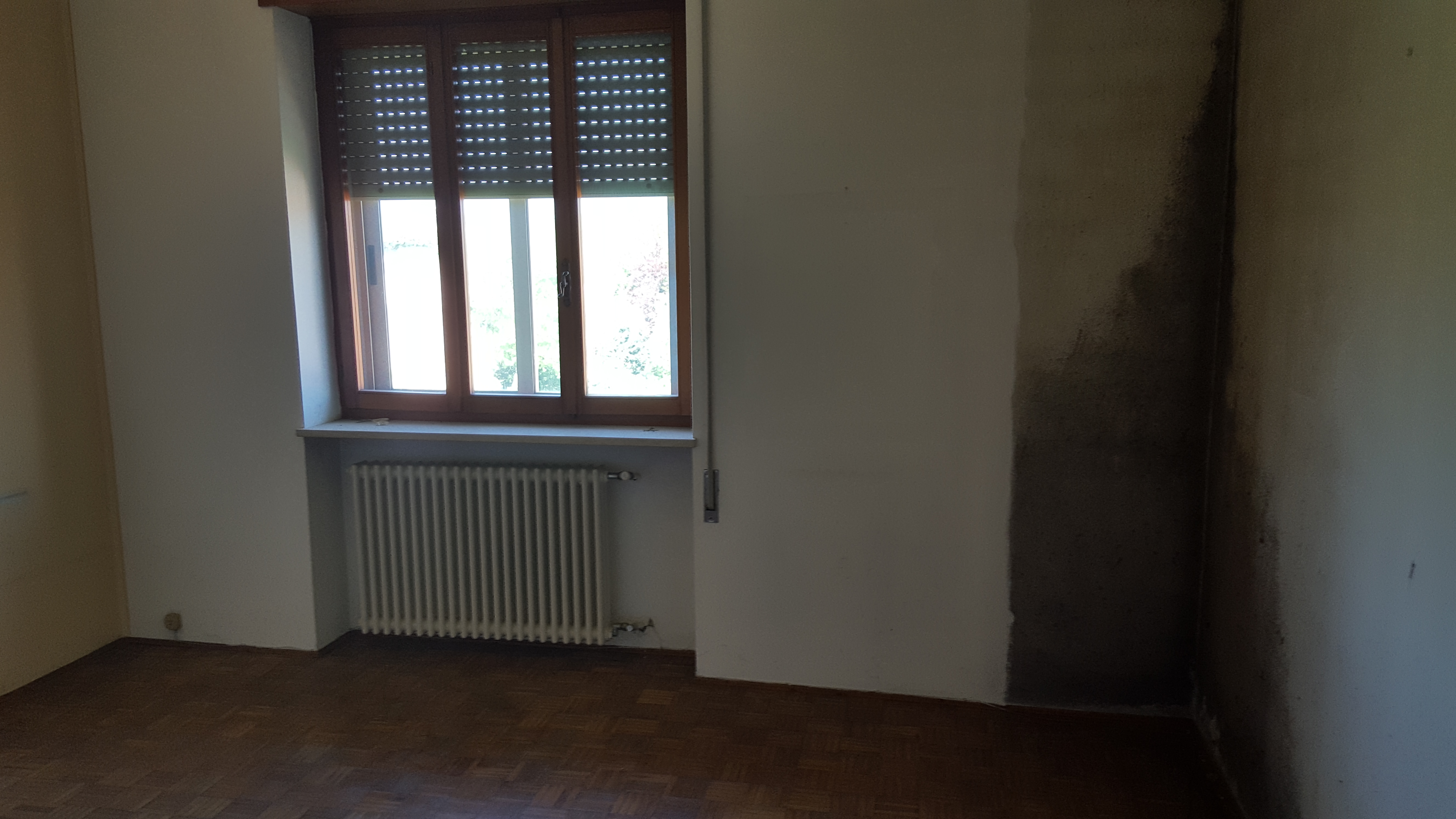 Appartamento di civile abitazione posto al terzo piano facente parte del fabbricato condominiale sito nel Comune di Thiene (VI), Via Val Cismon n. 75, composto da ingresso, cucina, quattro vani, disimpegno, bagno e due balconi.