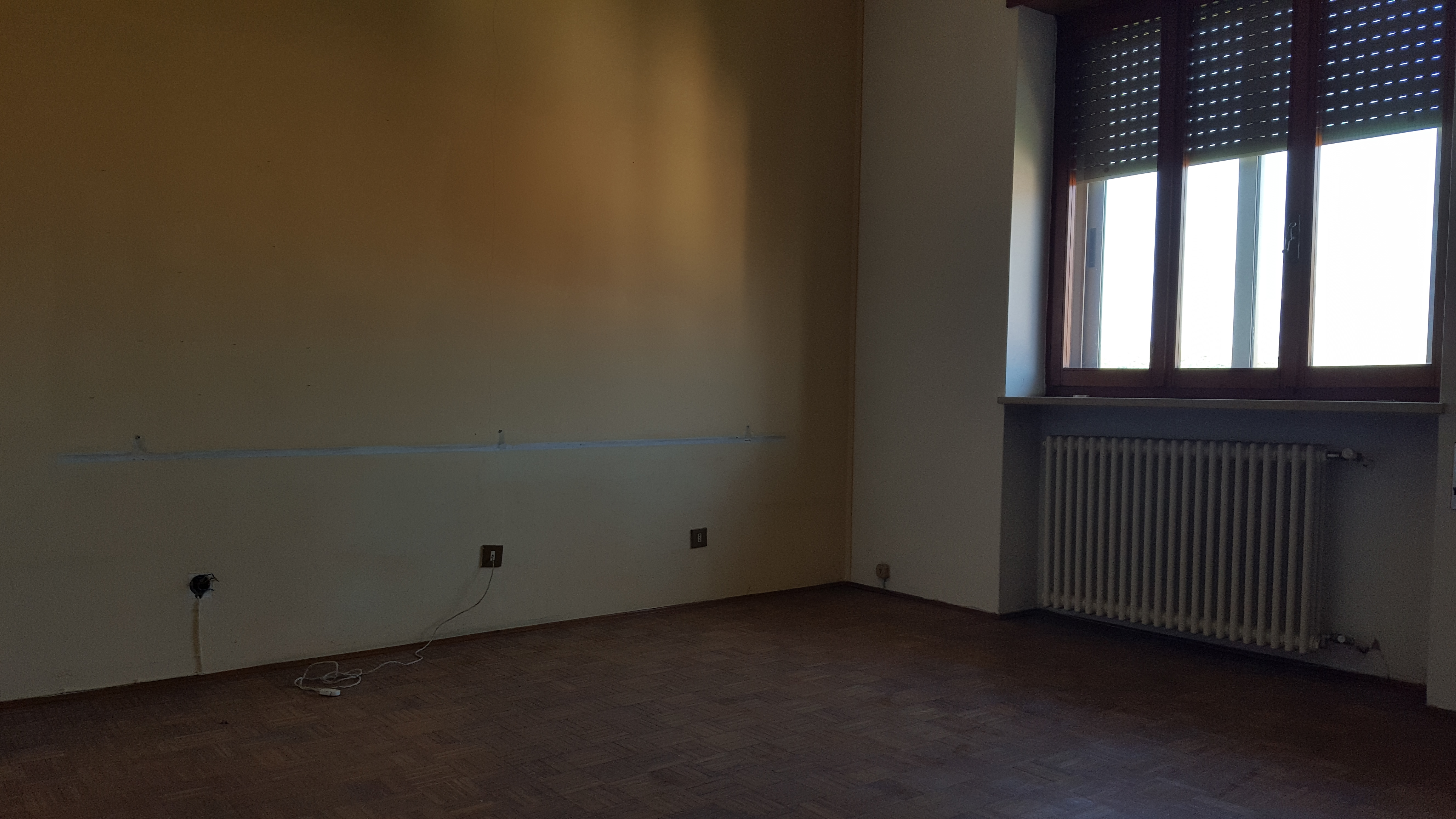 Appartamento di civile abitazione posto al terzo piano facente parte del fabbricato condominiale sito nel Comune di Thiene (VI), Via Val Cismon n. 75, composto da ingresso, cucina, quattro vani, disimpegno, bagno e due balconi.