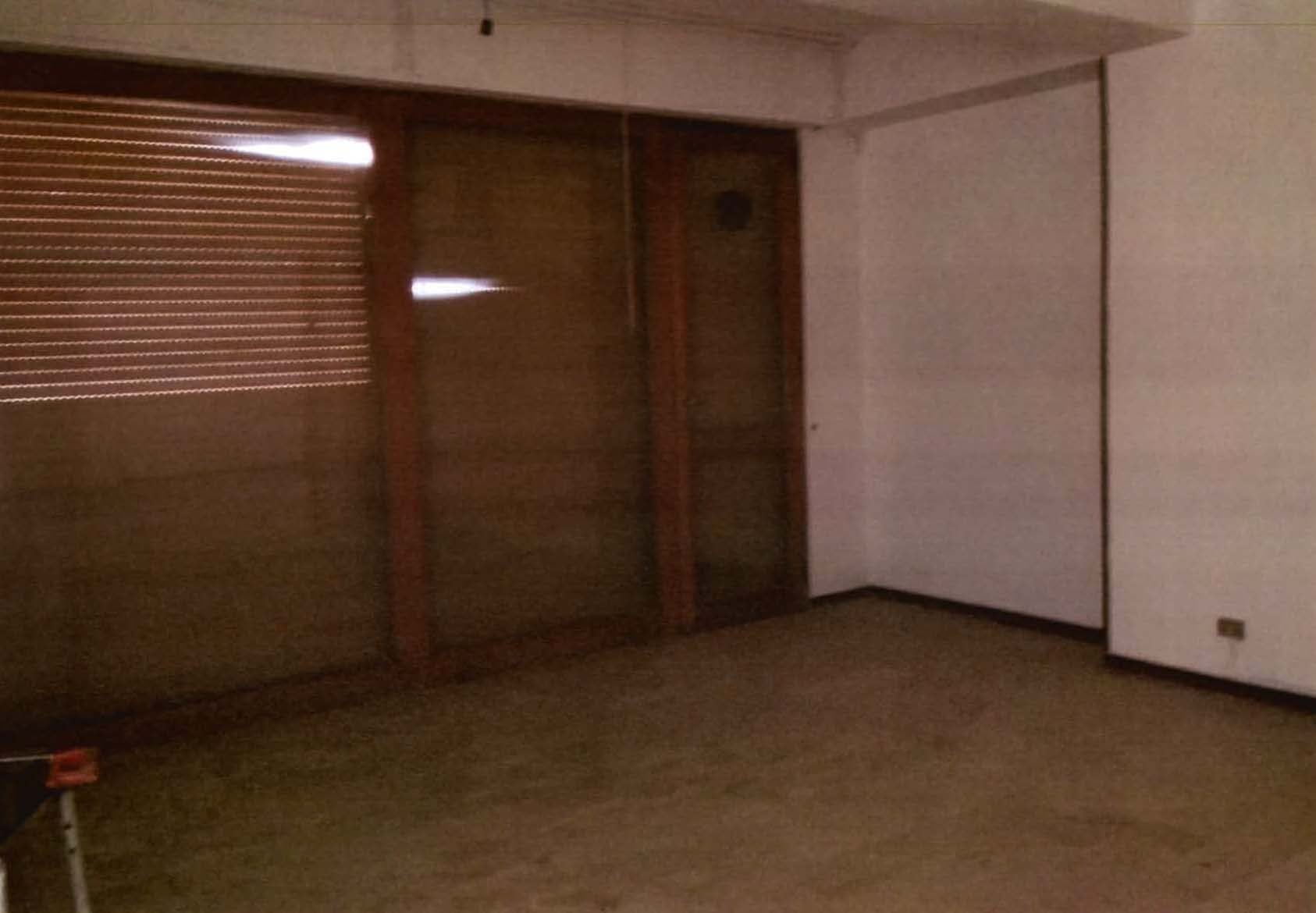 Descrizione: 12 vani catastali con n. 2 locali wc + pertinenziale scala ad uso esclusivo. Mq. 225. Piena Proprietà - libero. REGGIO CALABRIA (RC), CAP - 89122, Via Nazionale Pentimele, 87/A, scala A, piano terra. Identificativi catastali: foglio 21 part. 222, sub. 121.
