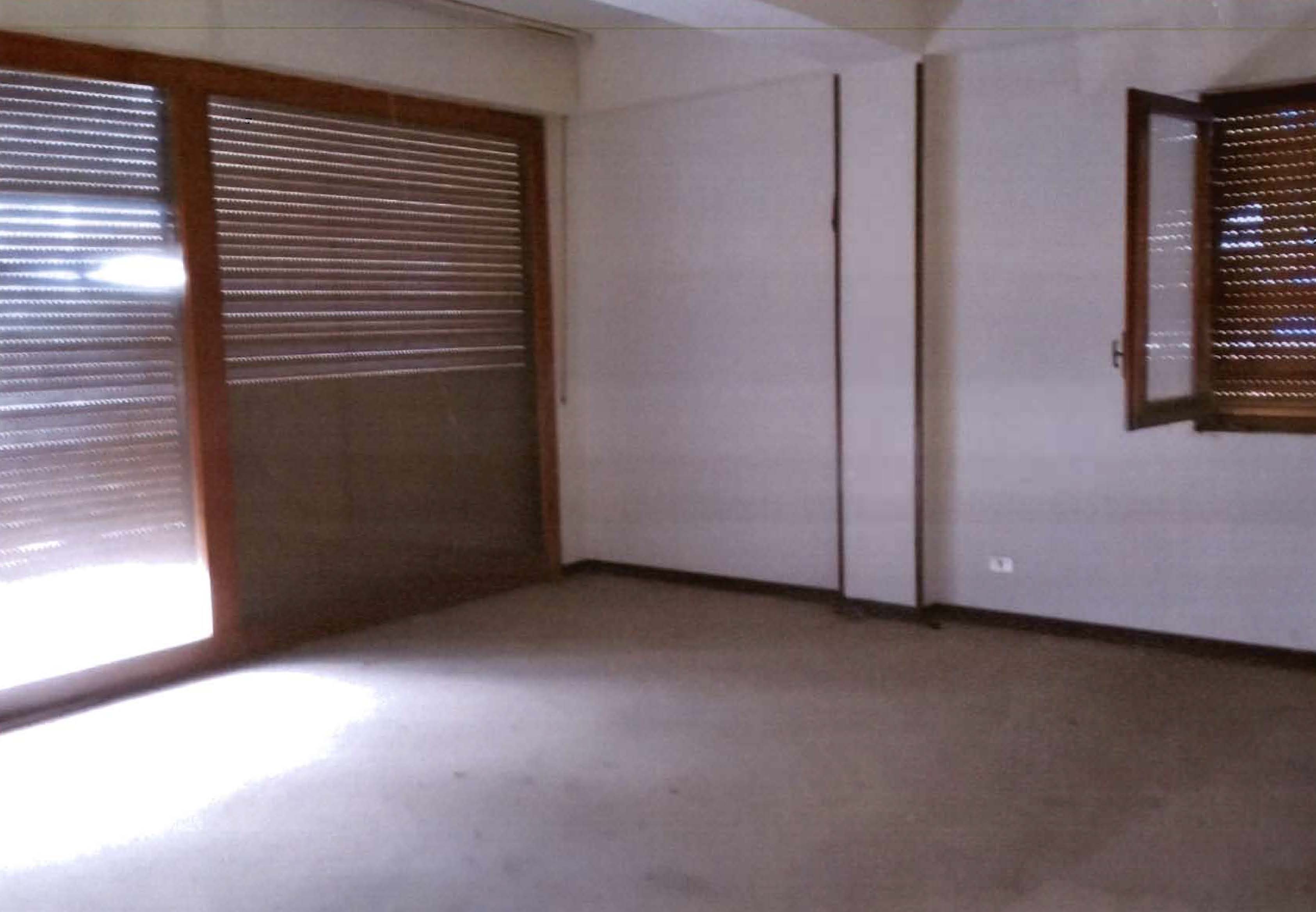 Descrizione: 12 vani catastali con n. 2 locali wc + pertinenziale scala ad uso esclusivo. Mq. 225. Piena Proprietà - libero. REGGIO CALABRIA (RC), CAP - 89122, Via Nazionale Pentimele, 87/A, scala A, piano terra. Identificativi catastali: foglio 21 part. 222, sub. 121.