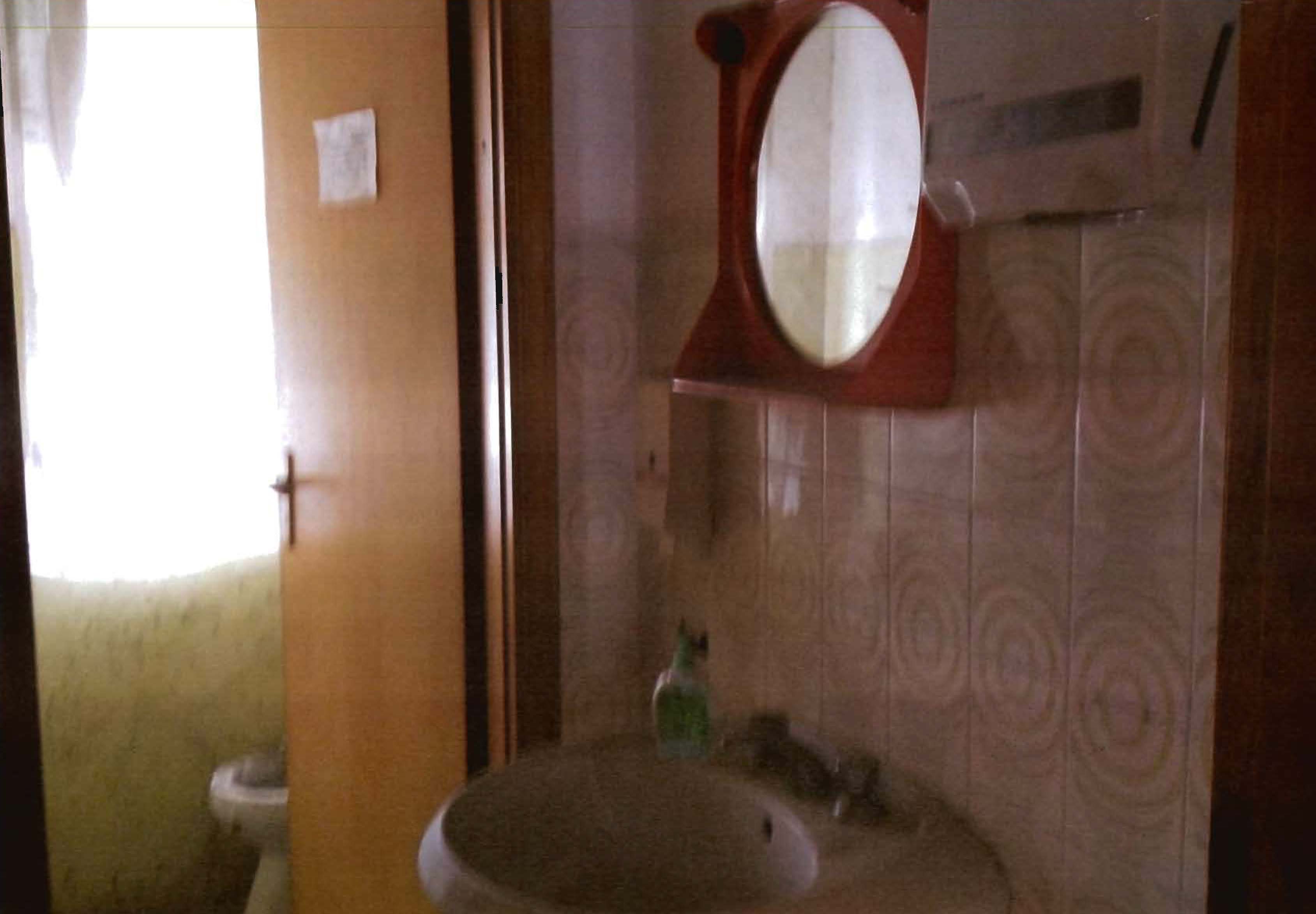 Descrizione: 12 vani catastali con n. 2 locali wc + pertinenziale scala ad uso esclusivo. Mq. 225. Piena Proprietà - libero. REGGIO CALABRIA (RC), CAP - 89122, Via Nazionale Pentimele, 87/A, scala A, piano terra. Identificativi catastali: foglio 21 part. 222, sub. 121.