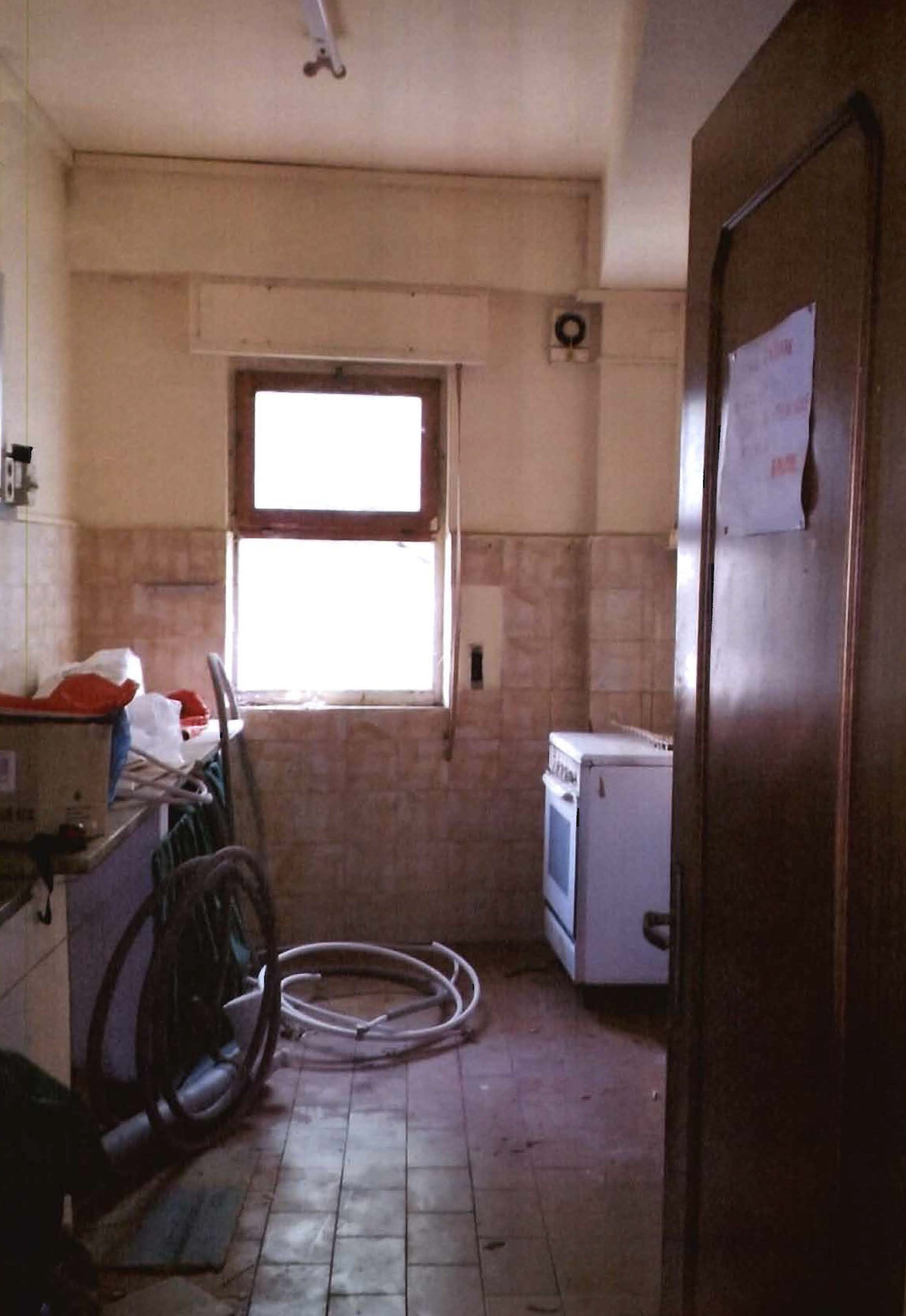 Descrizione: 12 vani catastali con n. 2 locali wc + pertinenziale scala ad uso esclusivo. Mq. 225. Piena Proprietà - libero. REGGIO CALABRIA (RC), CAP - 89122, Via Nazionale Pentimele, 87/A, scala A, piano terra. Identificativi catastali: foglio 21 part. 222, sub. 121.