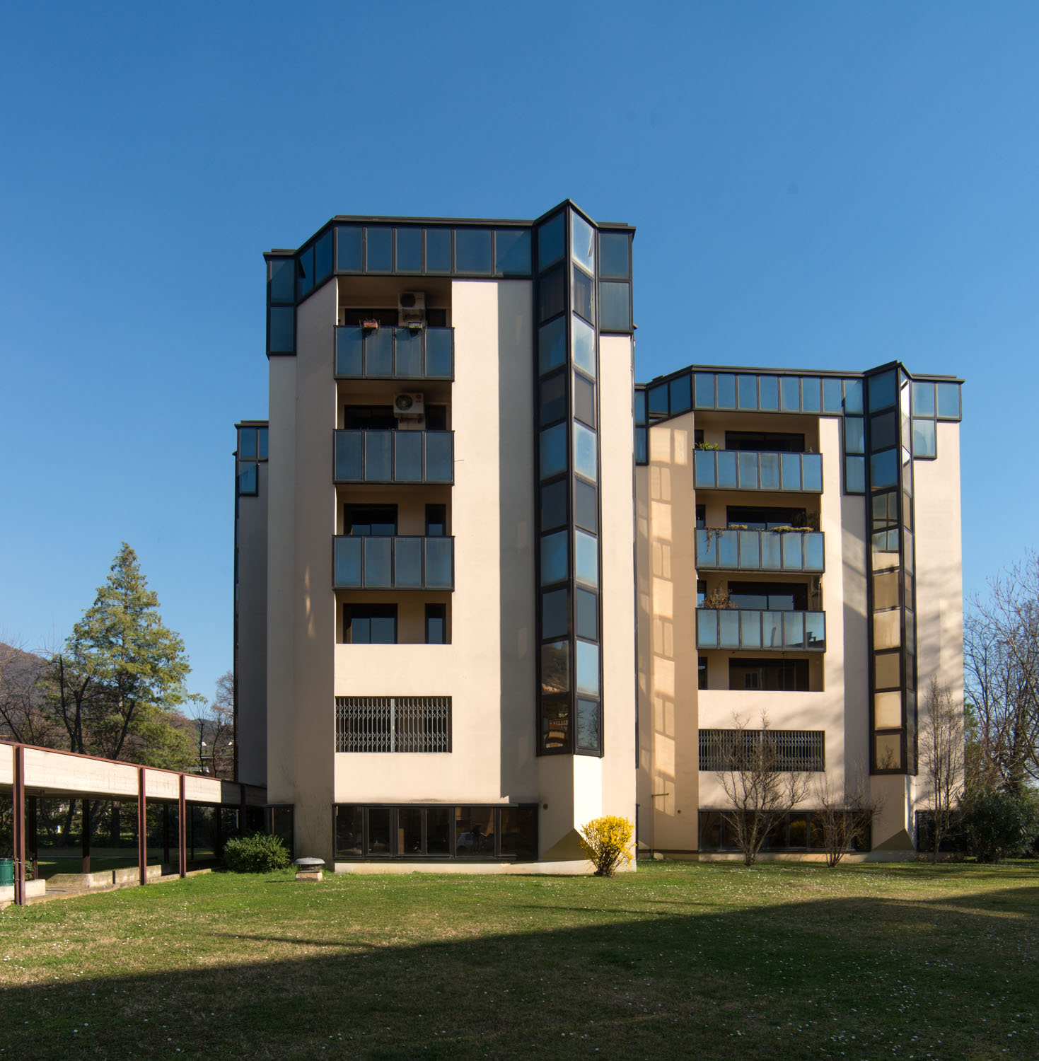 Brescia, Viale del Piave, trilocale immerso nel verde del Parco Ducos in signorile palazzina anni '80. L'appartamento, sito al piano terra, si compone di ingresso nel soggiorno con parete cottura, zona notte con ampio ripostiglio, due comode camere da letto, bagno completo con doccia e cantina. Possibilità posto auto. 