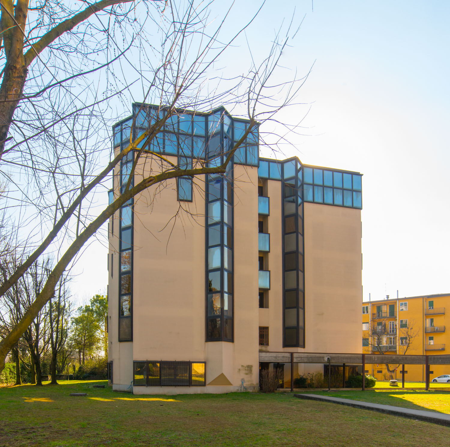Brescia, Viale del Piave, trilocale immerso nel verde del Parco Ducos in signorile palazzina anni '80. L'appartamento, sito al piano terra, si compone di ingresso nel soggiorno con parete cottura, zona notte con ampio ripostiglio, due comode camere da letto, bagno completo con doccia e cantina. Possibilità posto auto. 