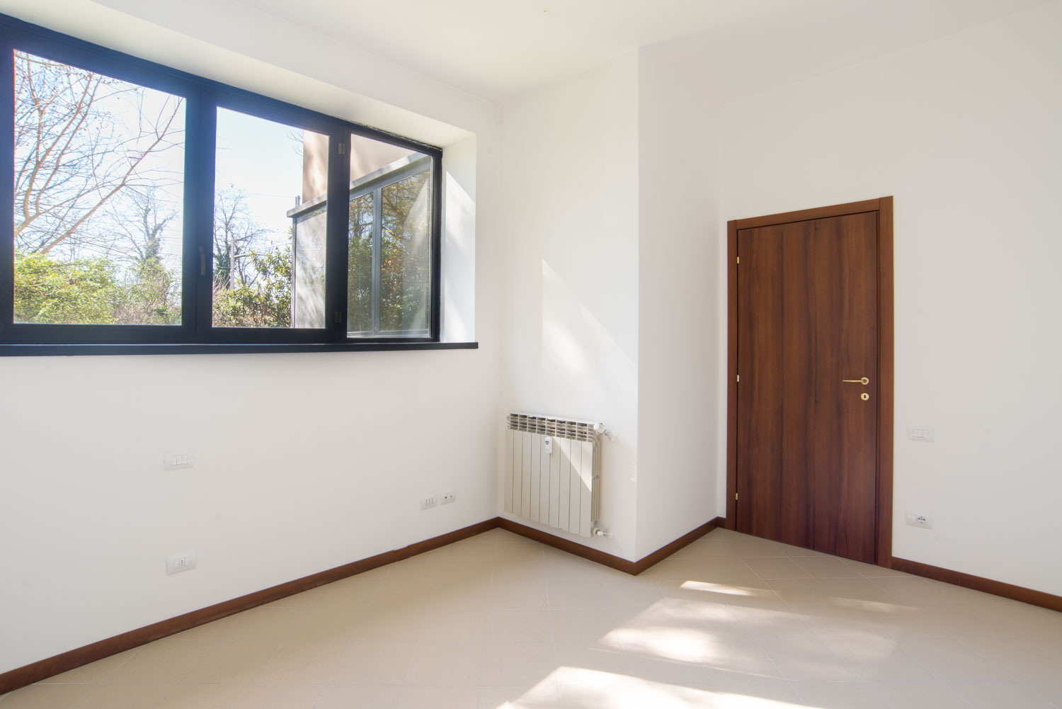 Brescia, Viale del Piave, trilocale immerso nel verde del Parco Ducos in signorile palazzina anni '80. L'appartamento, sito al piano terra, si compone di ingresso nel soggiorno con parete cottura, zona notte con ampio ripostiglio, due comode camere da letto, bagno completo con doccia e cantina. Possibilità posto auto. 