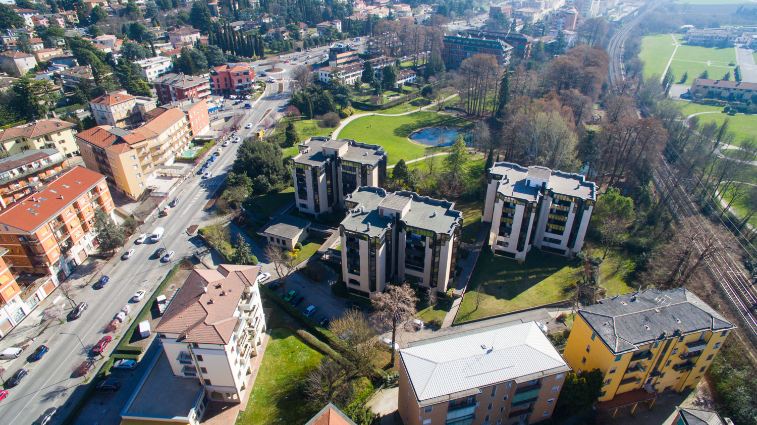 Brescia, Viale del Piave, trilocale immerso nel verde del Parco Ducos in signorile palazzina anni '80. L'appartamento, sito al piano terra, si compone di ingresso nel soggiorno con parete cottura, zona notte con ampio ripostiglio, due comode camere da letto, bagno completo con doccia e cantina. Possibilità posto auto. 