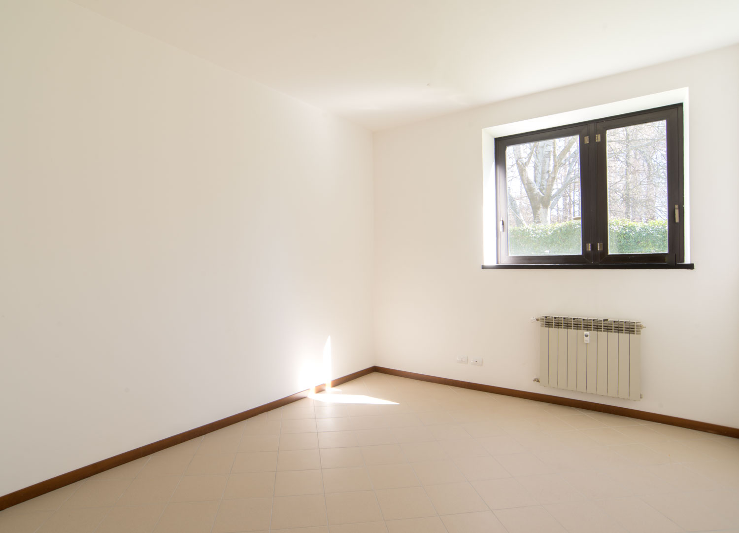 Brescia, Viale del Piave, trilocale immerso nel verde del Parco Ducos in signorile palazzina anni '80. L'appartamento, sito al piano terra, si compone di ingresso nel soggiorno con parete cottura, zona notte con ampio ripostiglio, due comode camere da letto, bagno completo con doccia e cantina. Possibilità posto auto. 