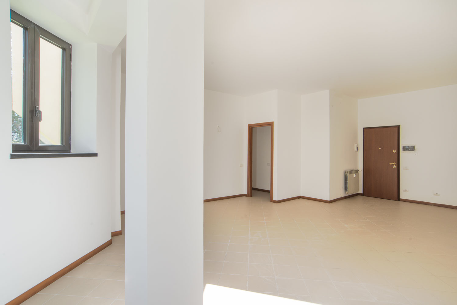 Brescia, Viale del Piave, trilocale immerso nel verde del Parco Ducos in signorile palazzina anni '80. L'appartamento, sito al piano terra, si compone di ingresso nel soggiorno con parete cottura, zona notte con ampio ripostiglio, due comode camere da letto, bagno completo con doccia e cantina. Possibilità posto auto. 