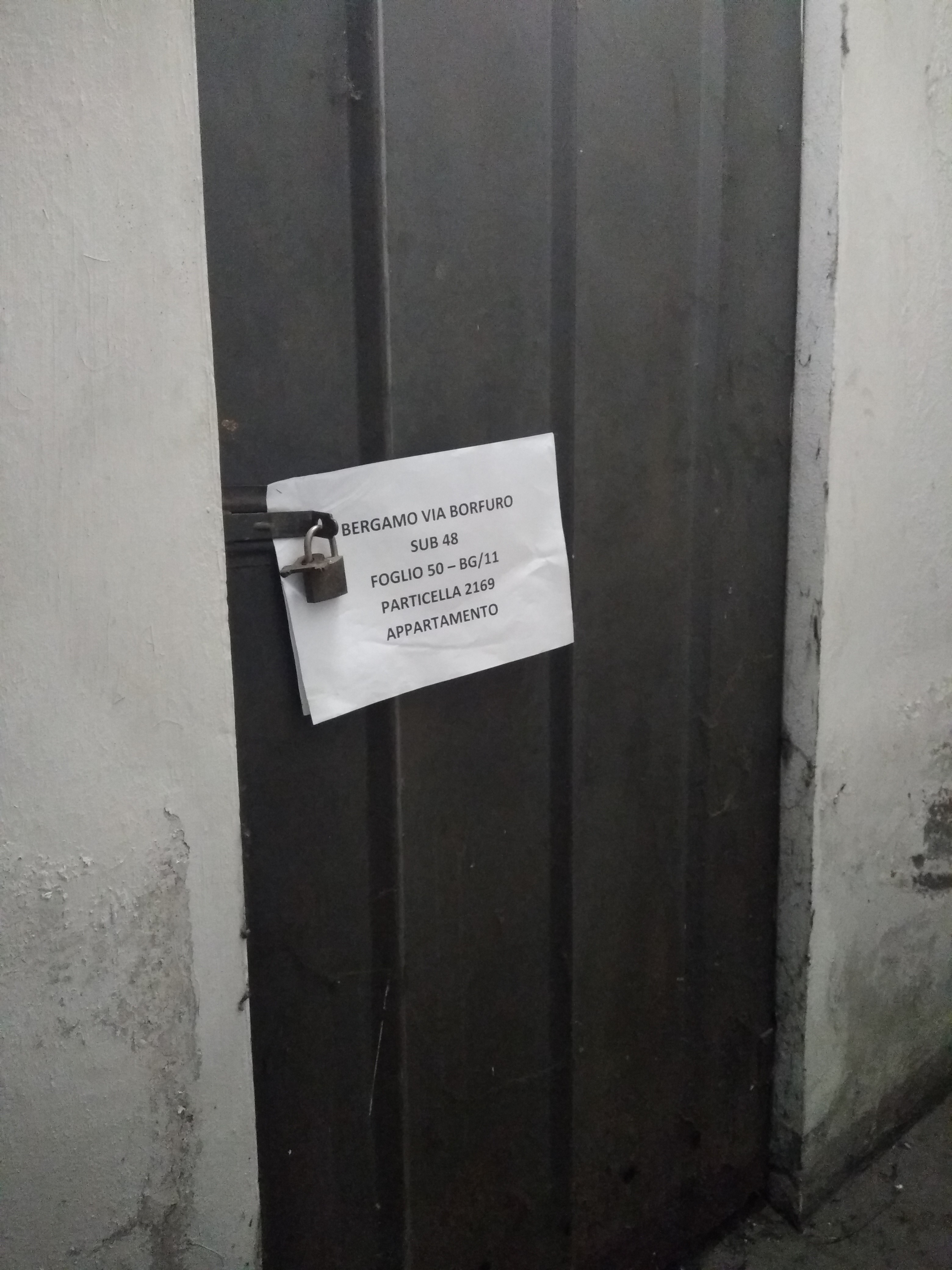 Descrizione: Unità residenziale: appartamento  - categoria A/2 + cantina + solaiosito in Bergamo Via Borfuro, 12/E, CAP 24122.Identificativi catastali: classe 7, foglio 50, particella 2169, sub. 48.Mq. 114. Libero