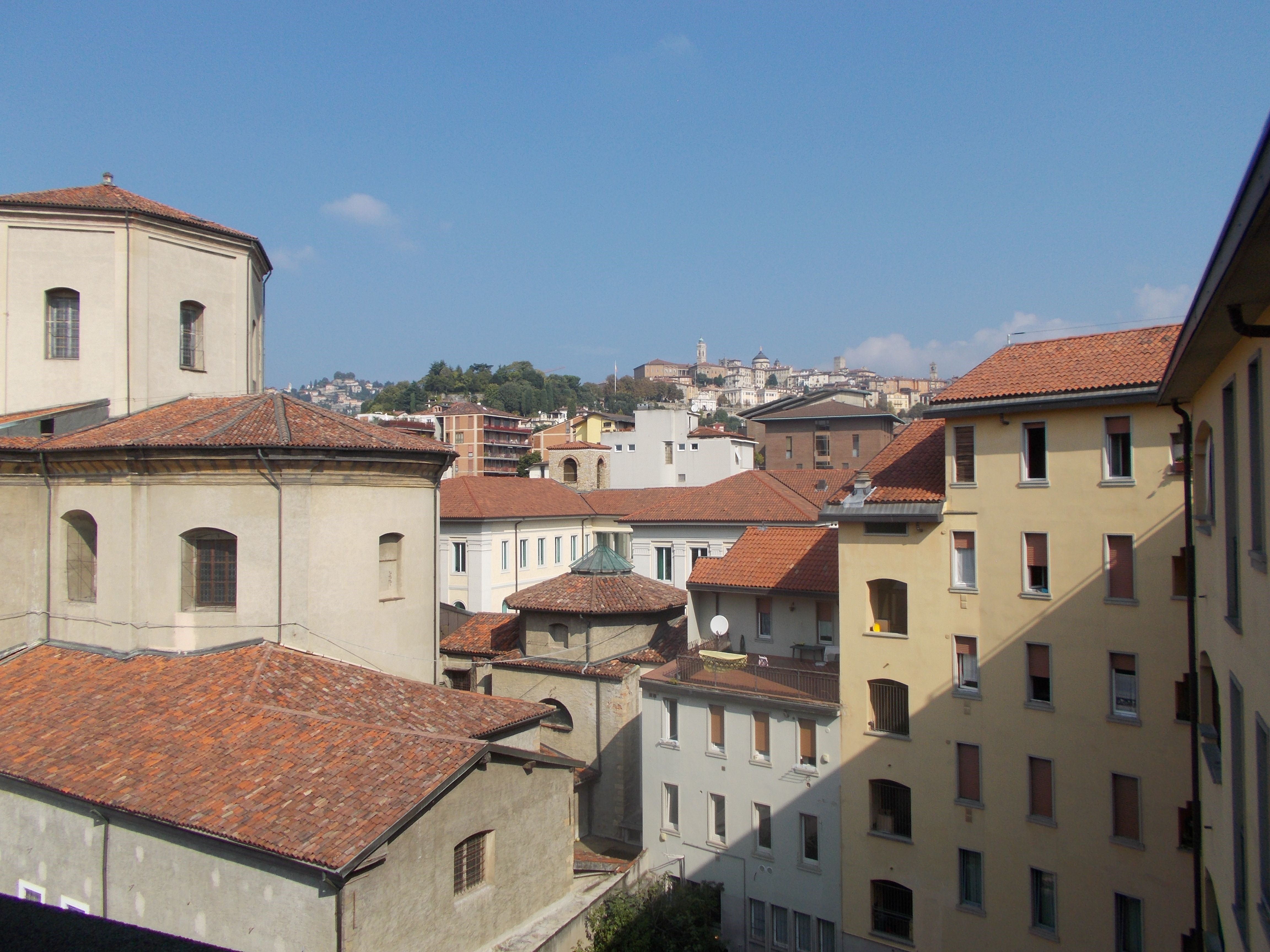 Descrizione: Unità residenziale: appartamento  - categoria A/2 + cantina + solaiosito in Bergamo Via Borfuro, 12/E, CAP 24122.Identificativi catastali: classe 7, foglio 50, particella 2169, sub. 48.Mq. 114. Libero