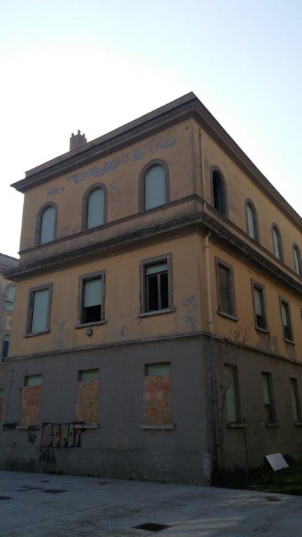 Complesso immobiliare denominato "Villa Marina", articolato in tre plessi : ex convitto, ex colonia, centro sportivo, N.C.E.U.Foglio 20, part.lla 84, sub 3 , Foglio 20, part.lla 731, sub. 2, Foglio 20, part.lla 6, subb. 1 -2-3. STATO libero ad eccezione : part.lla 6, sub. 2 e 3  contratto in scadenza 1/3/2019, già disdettato ; part.lla 84, sub 3 e part.lla 731 sub 2  contratto a società dichiarata fallita in data 22/03/2018 ( la Curatela provvederà al rilascio dell'immobile). 
Comproprietà al 50% tra INPS  e  Gestione Commissariale del Fondo Buonuscita per i lavoratori delle Poste Italiane S.p.A.