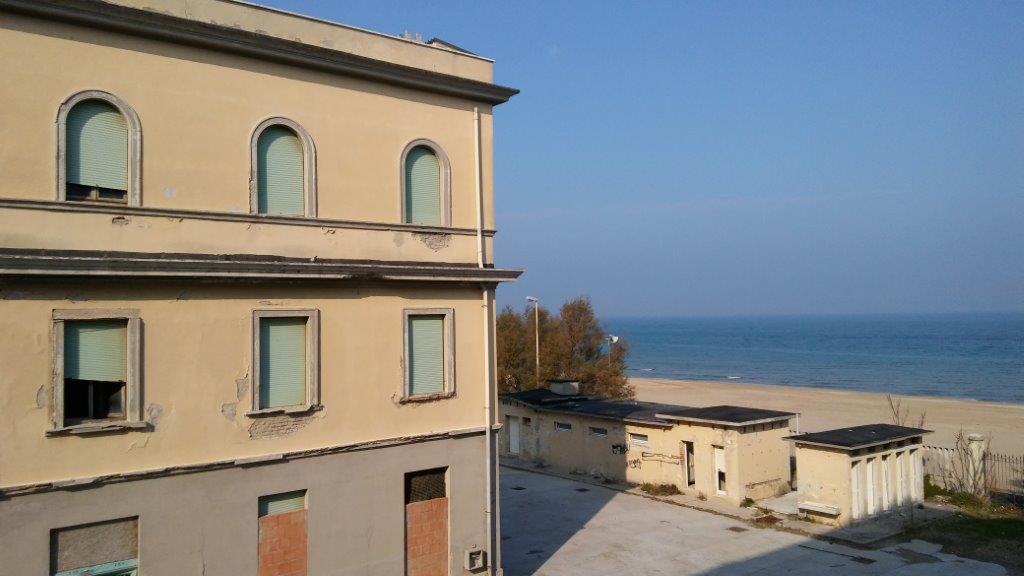 Complesso immobiliare denominato "Villa Marina", articolato in tre plessi : ex convitto, ex colonia, centro sportivo, N.C.E.U.Foglio 20, part.lla 84, sub 3 , Foglio 20, part.lla 731, sub. 2, Foglio 20, part.lla 6, subb. 1 -2-3. STATO libero ad eccezione : part.lla 6, sub. 2 e 3  contratto in scadenza 1/3/2019, già disdettato ; part.lla 84, sub 3 e part.lla 731 sub 2  contratto a società dichiarata fallita in data 22/03/2018 ( la Curatela provvederà al rilascio dell'immobile). 
Comproprietà al 50% tra INPS  e  Gestione Commissariale del Fondo Buonuscita per i lavoratori delle Poste Italiane S.p.A.