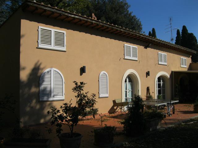 Abitazione in villino - A/7 -, con relative pertinenze e giardino esclusivo
