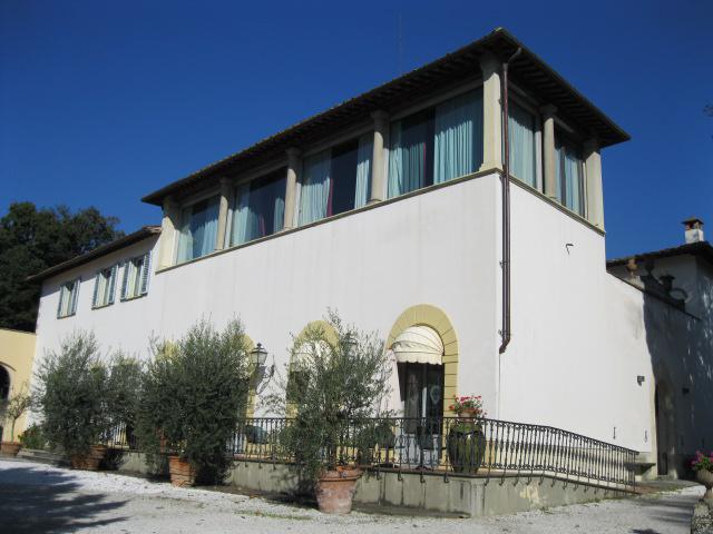 Villa Stanley – Famosa villa storica di grande pregio attualmente adibita ad uso albergo e pensione, ed ex limonaia consistente in un immobile su due livelli completamente ristrutturato attualmente adibito parte a salone ristorante, con cucina, locali di deposito, magazzini, e parte ad uso albergo.  per la cui migliore descrizione si rinvia alla perizia allegata