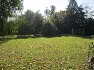 Sistema del verde a giardino e parco storico sul quale insistono una serie di servizi e pertinenze, relativi all'attività alberghiera, quali: ampia area destinata a parcheggio pertinenziale scoperto, campo da tennis, piscina scoperta di forma irregolare, servizio bar esterno, spogliatoio, tettoie e gazebo oltre ad un locale adibito a serra.