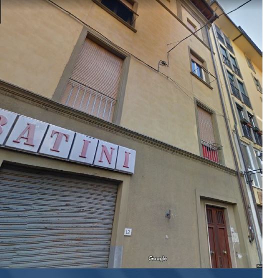 Descrizione: Negozio al piano terra con accesso  dai civici n. 12 e 14 di via Case Dipinte, formato da cinque locali comunicanti, oltre a piccolo servizio igienico. N.C.E.U. FG. 121 P.LLA 373 SUB 10. Mq. 172. LIBERO. PIENA PROPRIETA'